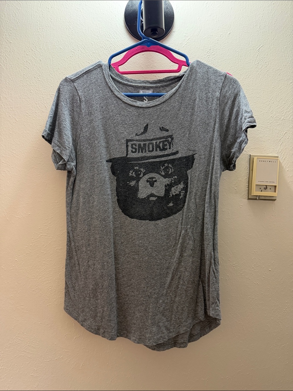 Smokey Graphic Short Sleeve Tee - Gray